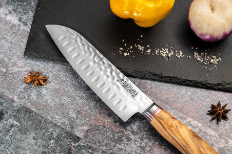 Couteau japonais Santoku lame alvéolée Damas 10Cr 18 cm manche en olivier