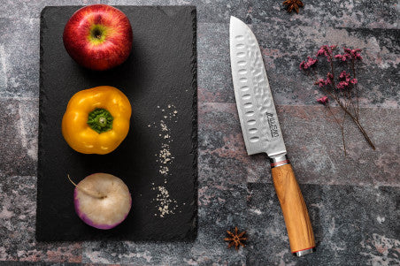 Couteau japonais Santoku lame alvéolée Damas 10Cr 18 cm manche en olivier